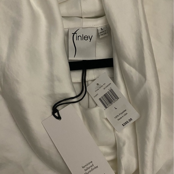 Finley
Sleeveless Cowl-Neck Hammered Satin Top, size L - Picture 5 of 7